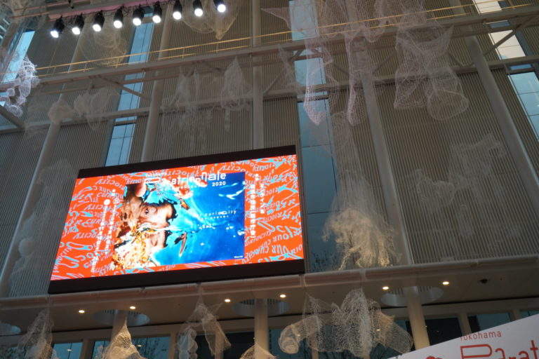 横浜市役所アトリウムには井上唯さんによる『ホワイトスケーパー』が展示されています。