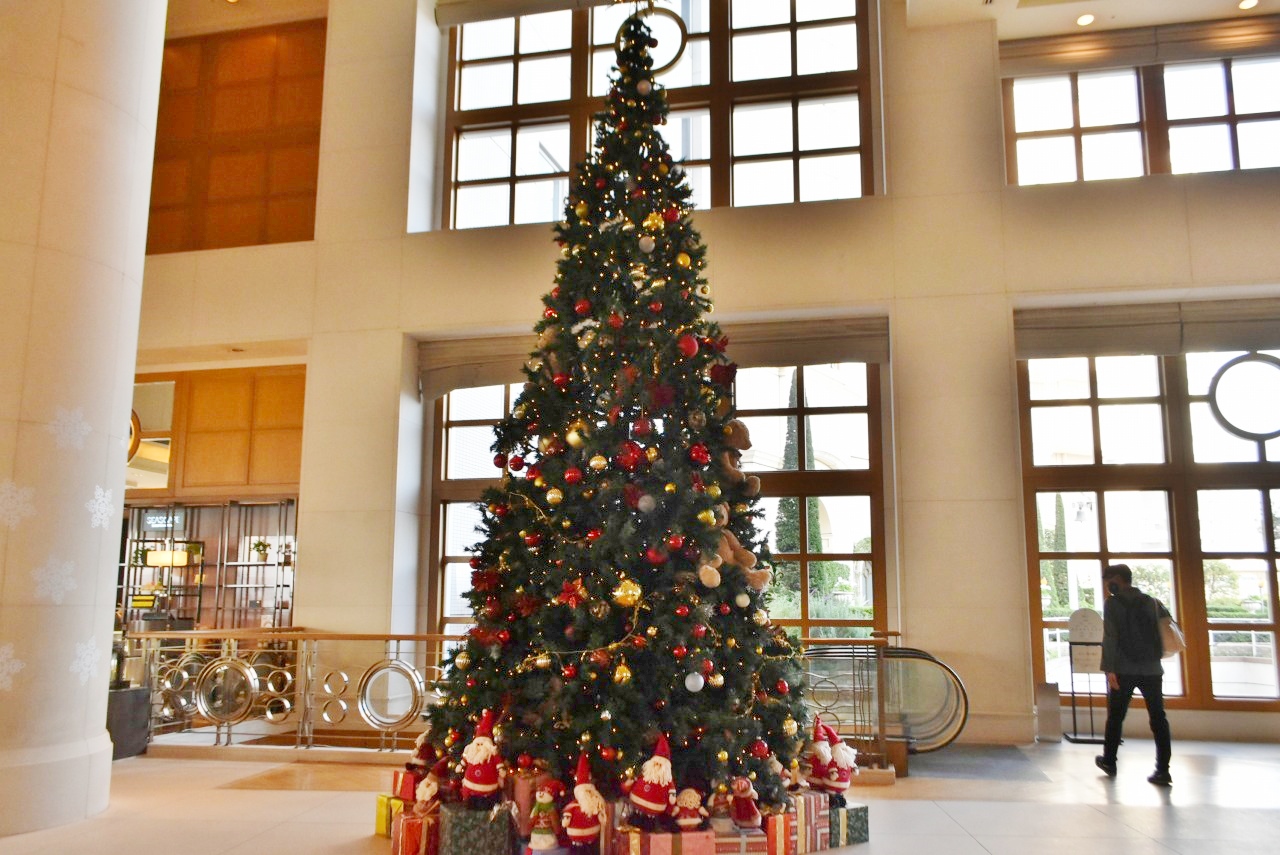 ロビーフロアには大きなクリスマスツリーが！