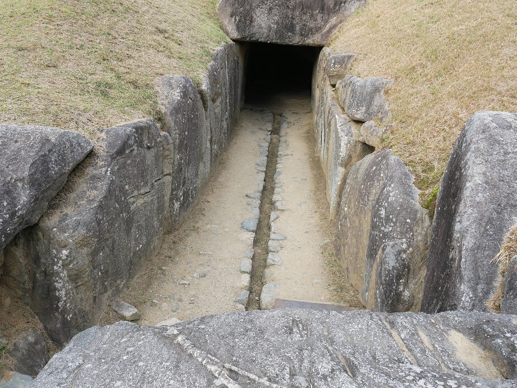 羨道の真ん中にあるのは、排水溝です。