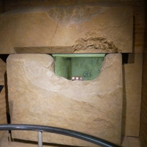 発見当初の石室を忠実に再現した盗掘穴。