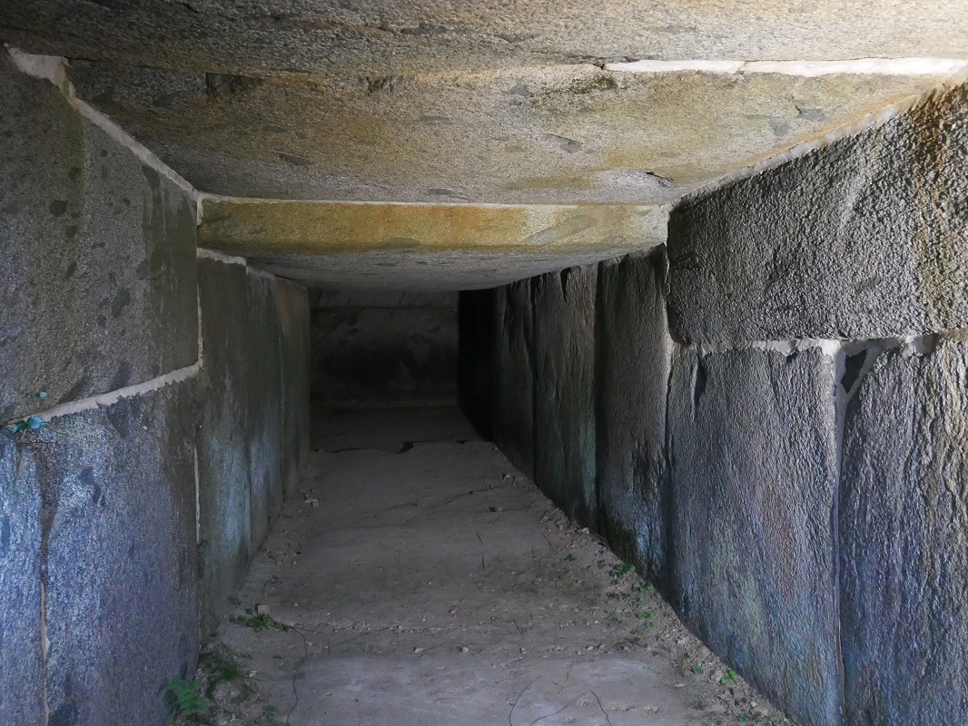 横穴式石室の羨道。