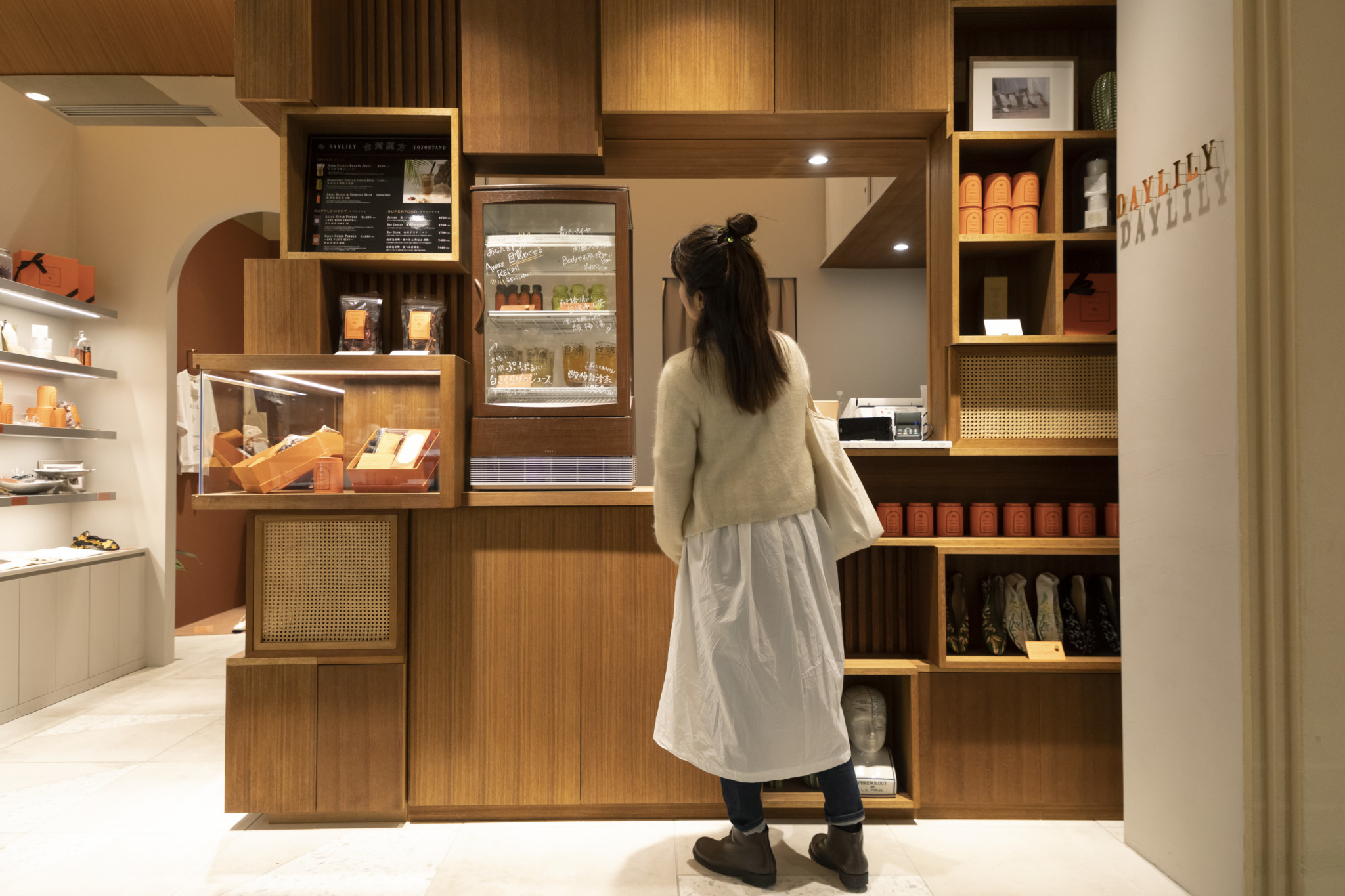 台湾では街中のあちこちにあるドリンクスタンド。〈DAYLILY〉の店頭では同様に、気軽にドリンクを飲むことができる。