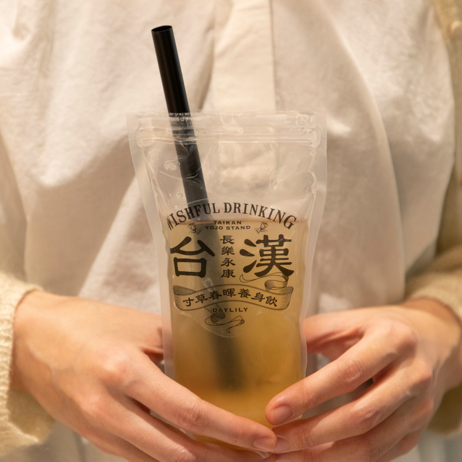 ドリンクスタンドの人気商品は「白木耳美肌ジュース」750円。ブレンド茶はギフトにも人気。