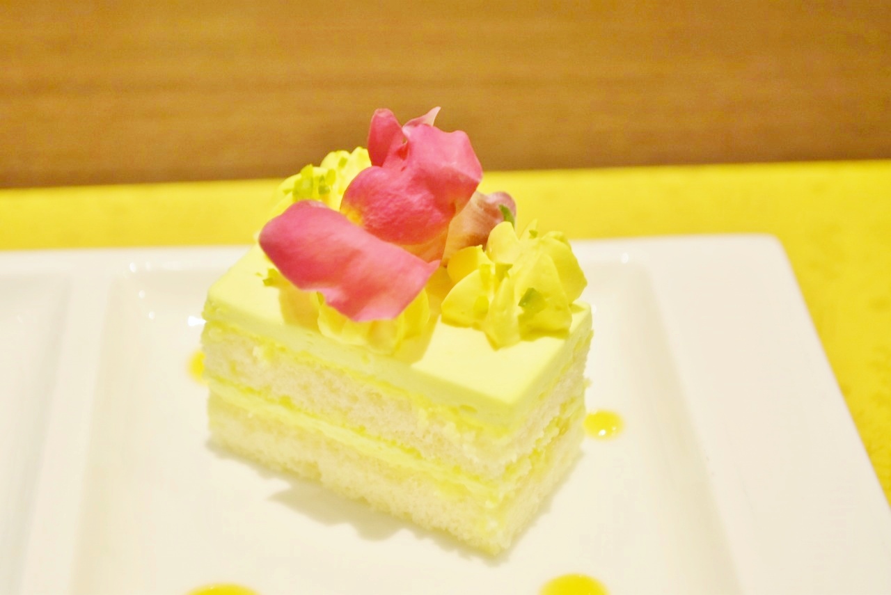 黄色いお花イモーテルをイメージした「レモンクリームのガトー」。