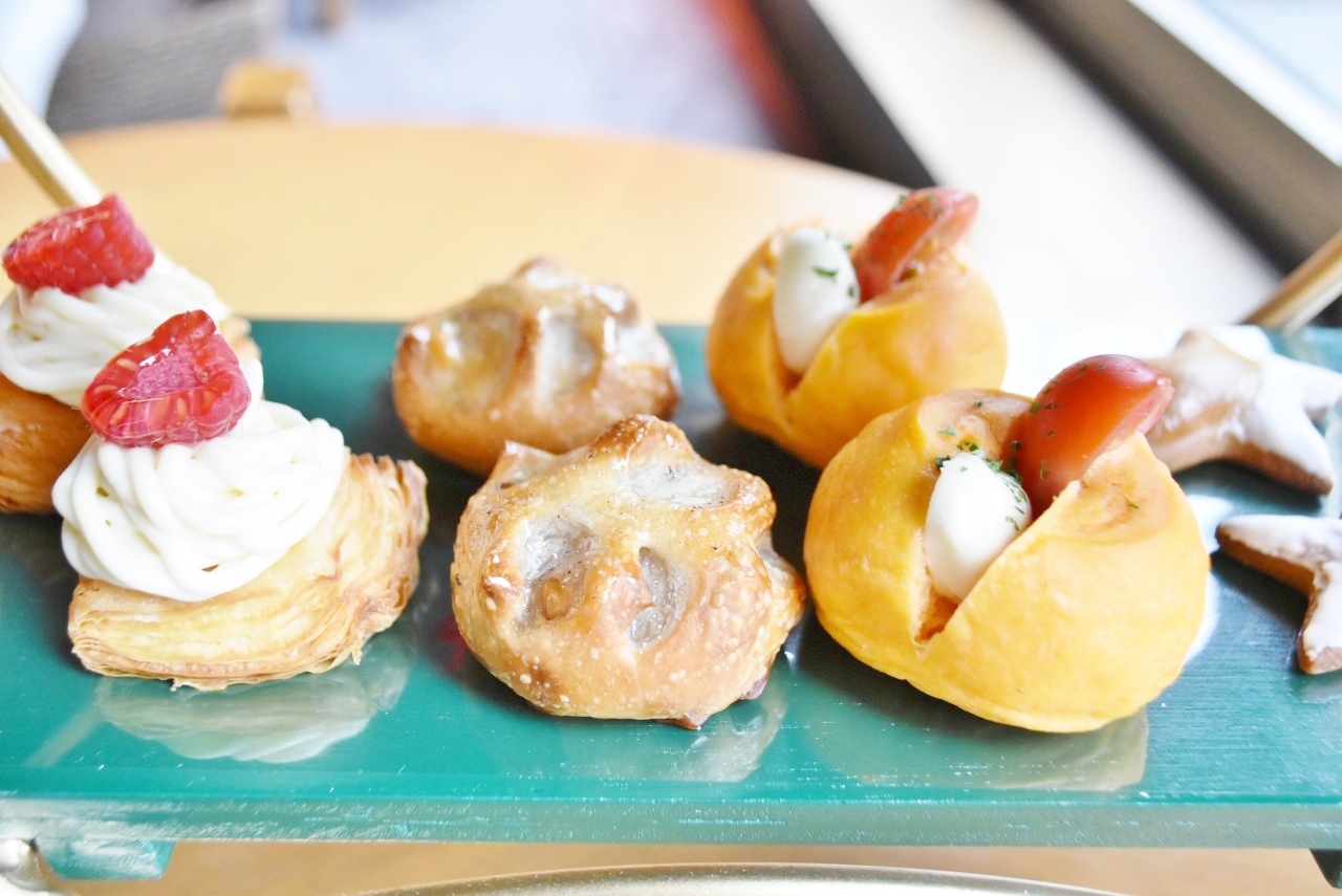 左から「メープルチーズとラズベリーのデニッシュ」、「生姜と蜂蜜の胡桃パン」、「トマトとモッツァレラチーズ ヴィエノワサンド」、「星型ジンジャーブレッド」。