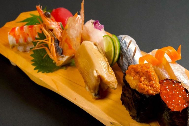 「お寿司盛り合わせ」ランチ2,000円、ディナー2,500円。※2020年内は日曜のみ提供。