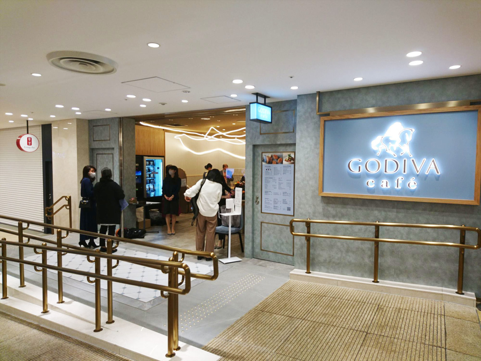 〈GODIVA café Tokyo〉。