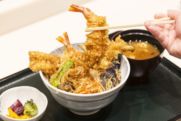 タレが染みこんだ天ぷらからジュワッと旨みがあふれ出す。〈天ぷら 愛養〉の天丼。