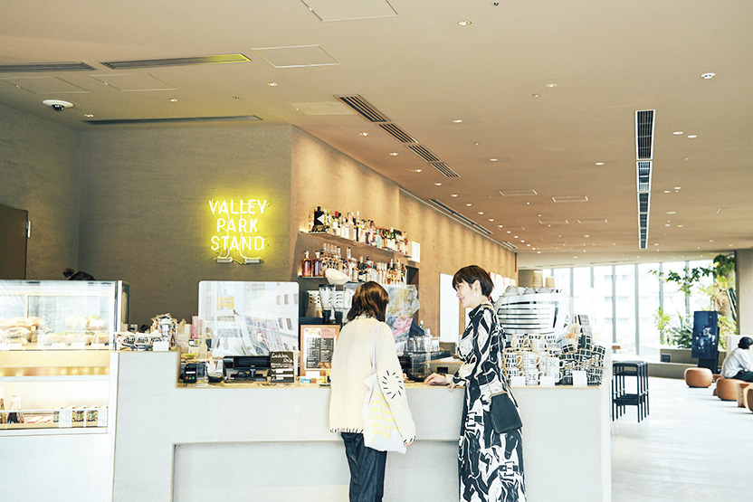 カフェ〈VALLEY PARK STAND（ヴァリー・パーク・スタンド）〉は公園と地続き。宿泊客以外も利用できる。