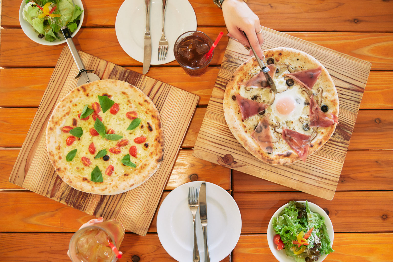 ピザは左から「ドラータ」（数量限定）、「タルトゥーフォ」で、各1,630円。ランチセットは＋500円で、ソフトドリンクとミニサラダが付きます。
