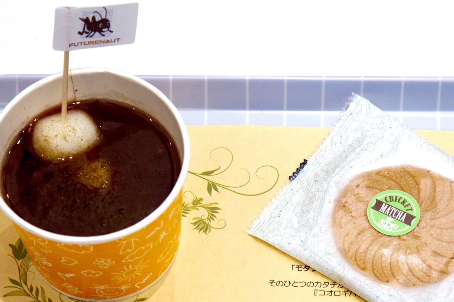 コオロギパウダー入りのお汁粉 ＋ 抹茶ゴーフレット 700円（税込）。