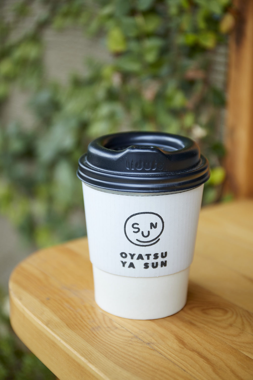 カフェラテ550円。コーヒー豆は自宅用に購入もできる。