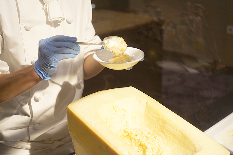 大きなチーズの中でリゾットが仕上げられます。
