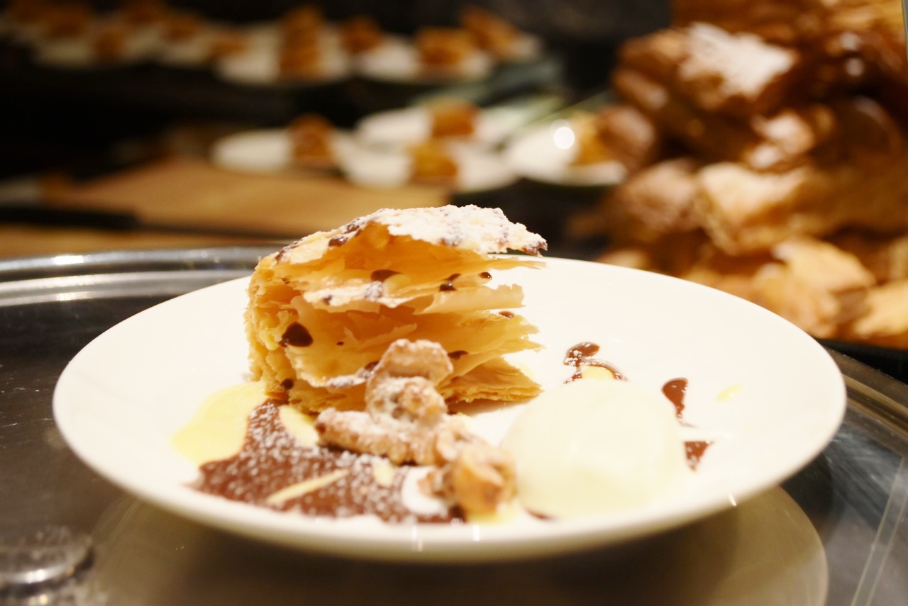 「ミルフィーユ」はサクサクのパイに添えられたクリームチョコレートをディップして楽しめます。