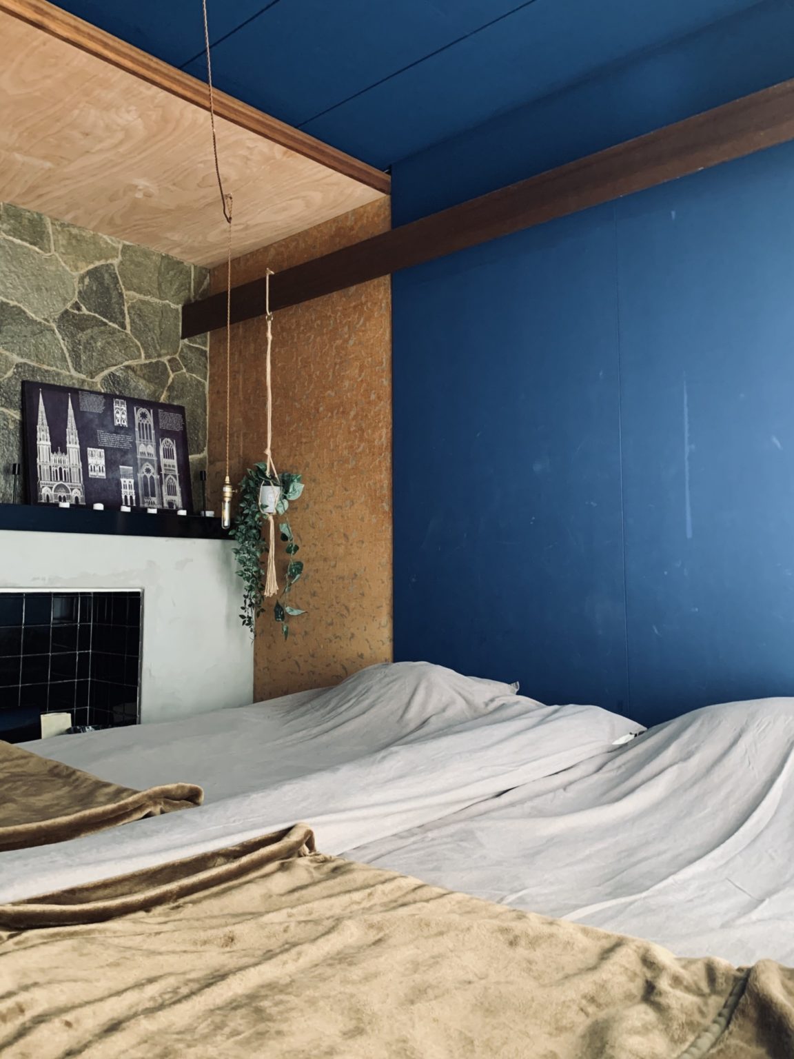寝室はツイン。ブルーの壁がシック。