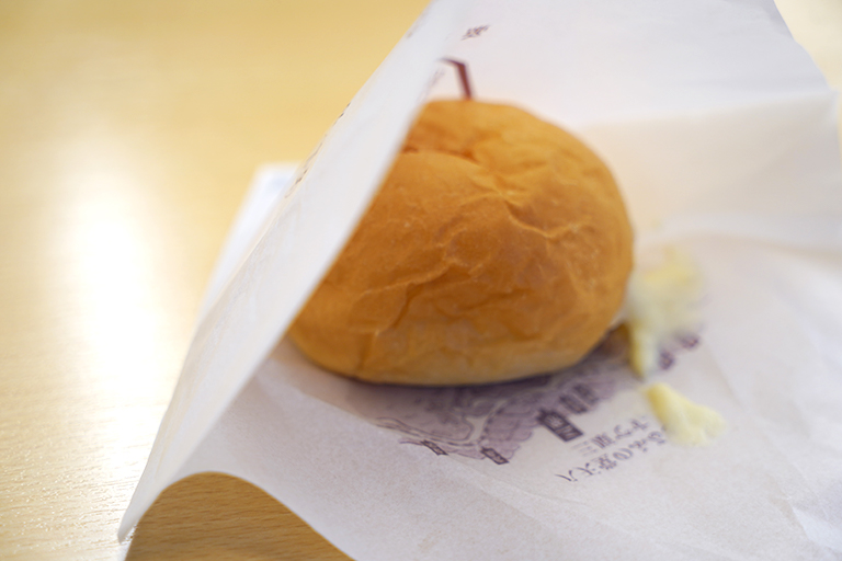 バーガー袋に入れてもお持ち帰り！　食べてみるとあの「くりーむパン」そのものでした。