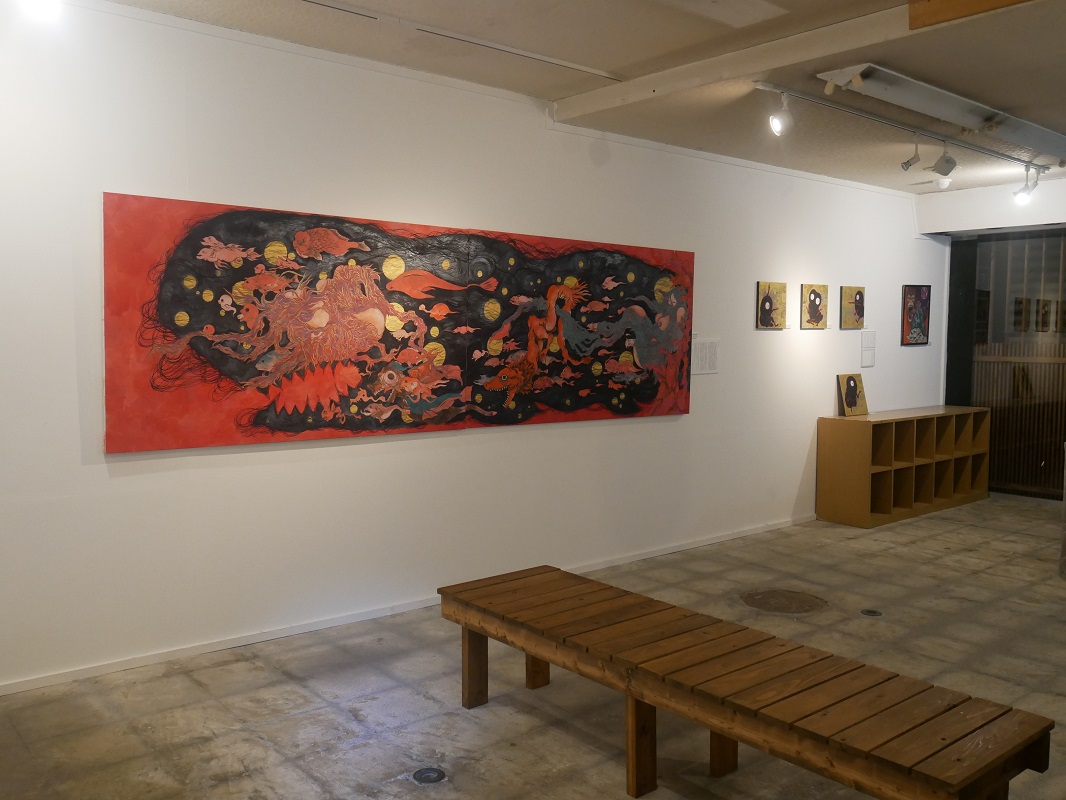 1階は購入できる現代アート作品を展示。