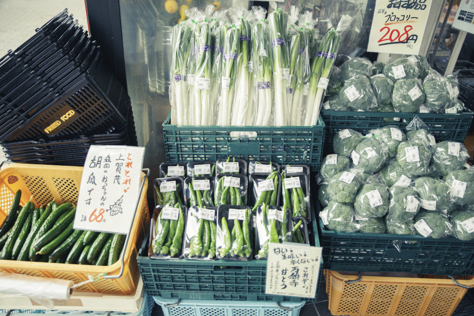 店頭に並ぶのは上賀茂〈森田農園〉の京野菜や有機野菜。