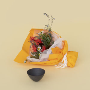 二階堂明弘さんの器と 〈THE LITTLE SHOP OF FLOWERS 〉のブーケ