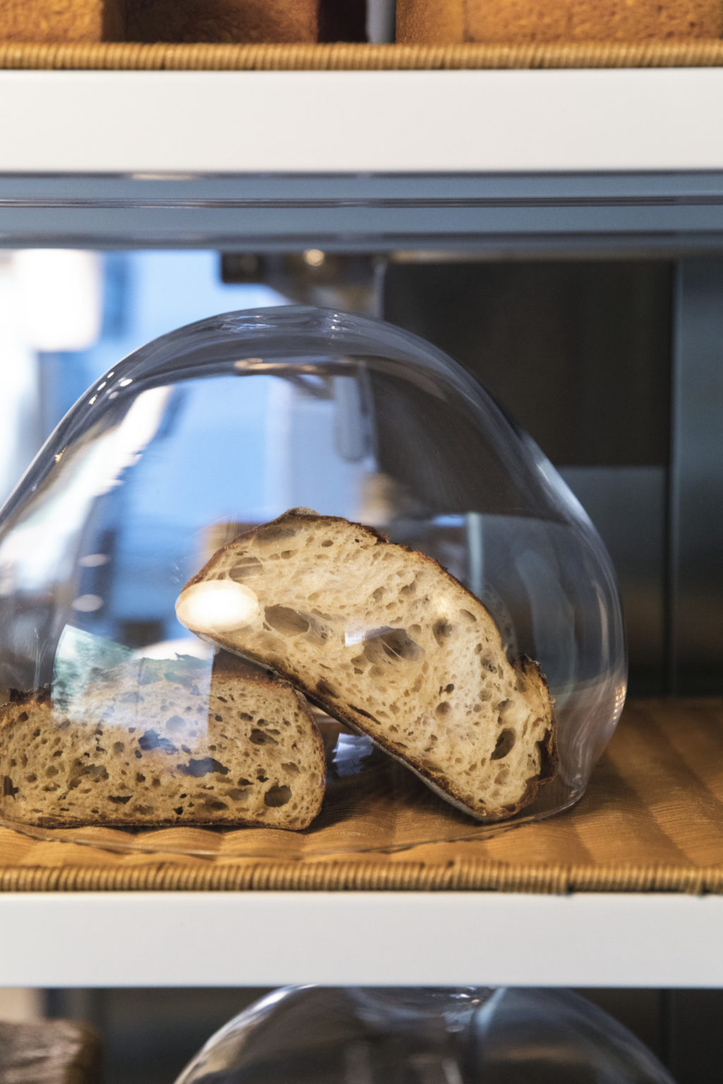 スペシャリテの「みんなのパン」560円（右）と、ようかんがモデルの「ヨカン」560円。カプセルの中にパンを飾る。
