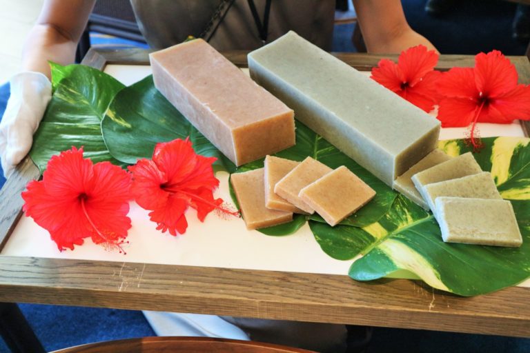 ハイビスカスや月桃、クチャなど沖縄らしい素材を使った石鹸。華やかな香りに癒される～。