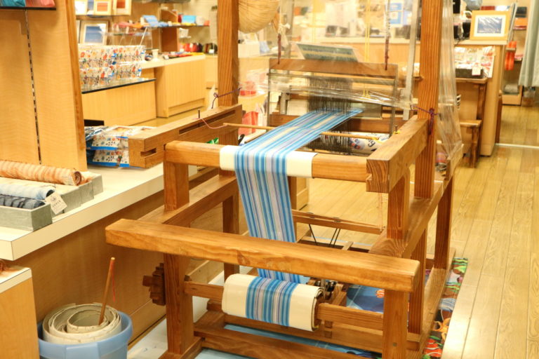 店内には、みんさ織をするための織り機もありました。
