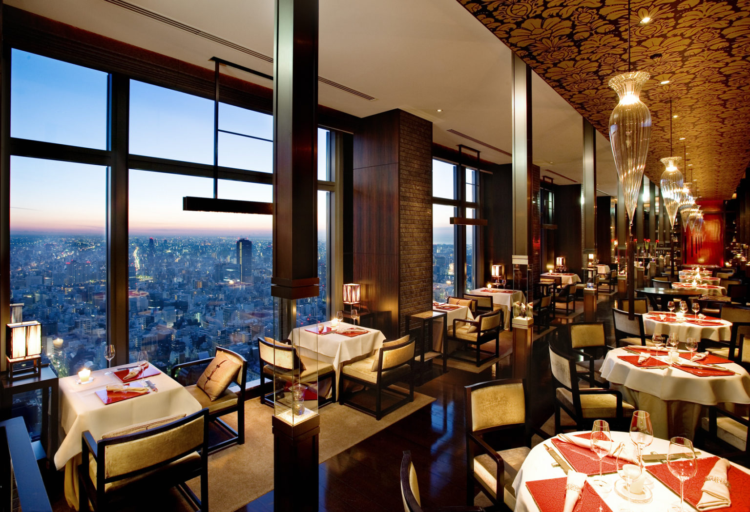 37階に位置する、広東料理〈センス〉の洗練された空間。