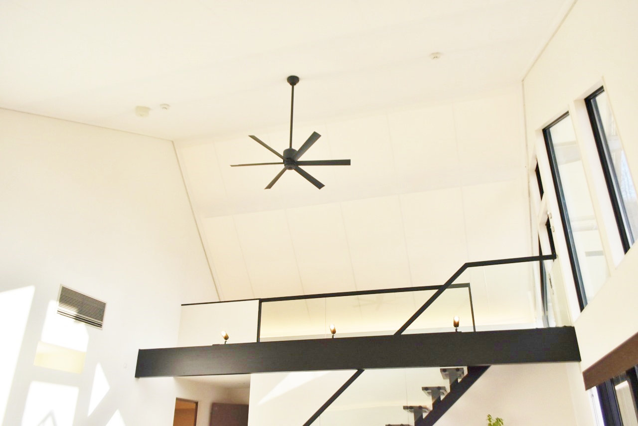 天井にシーリングファンが回り、お部屋の温度を調整してくれる。