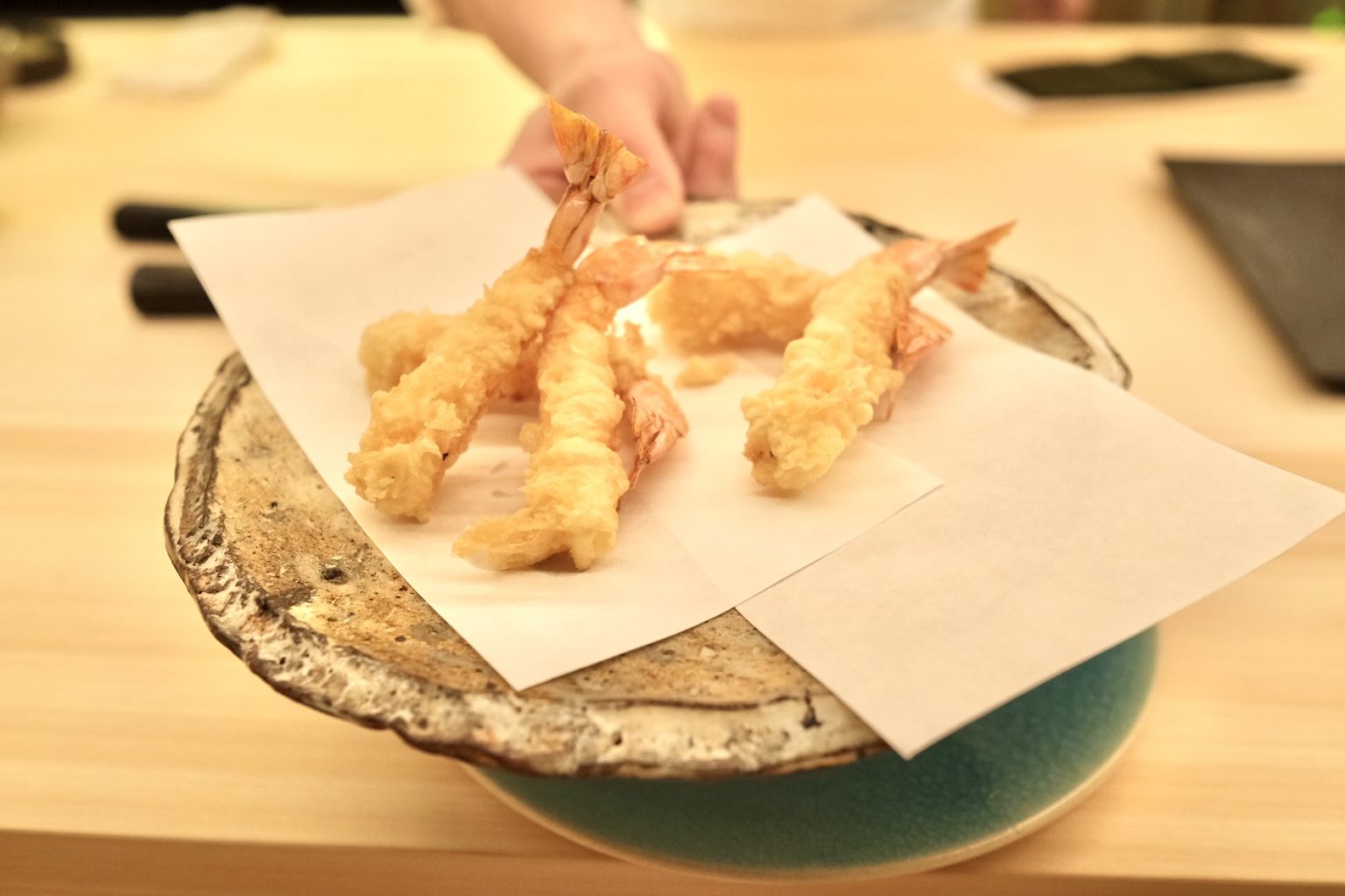 〈天ぷらみやしろ〉直伝の技法で揚げた海老天ぷら。
