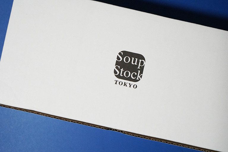 冷凍スープはスマートなボックスに入って届きます。