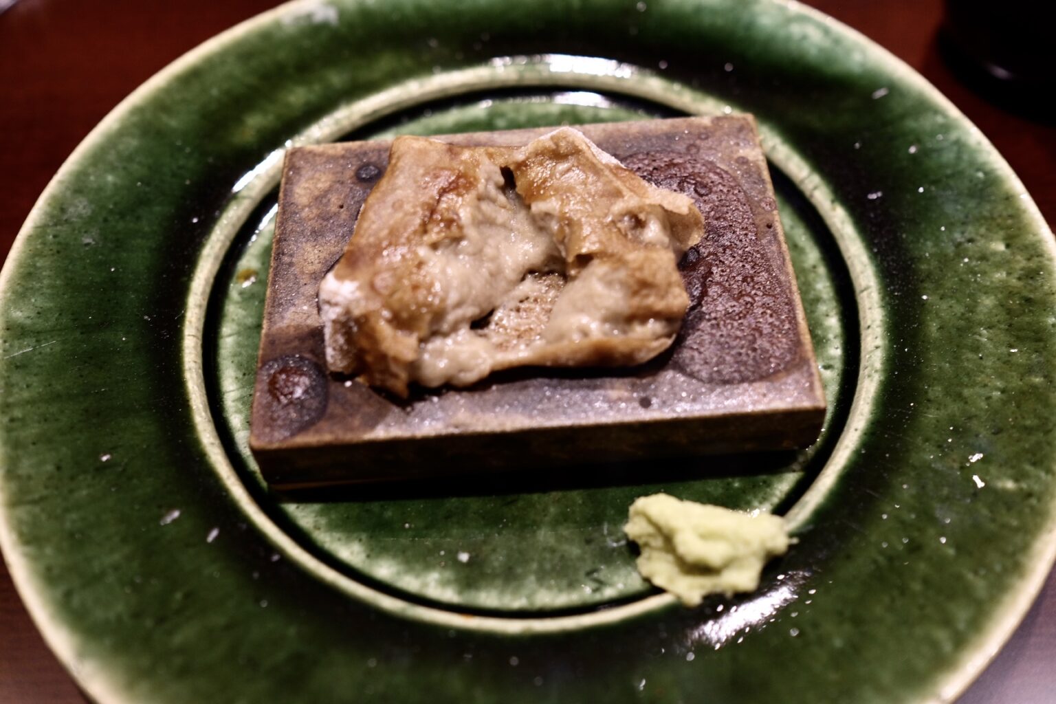 箸を入れると、胡麻豆腐がトロリ。