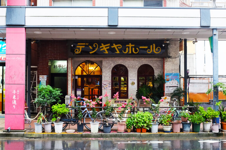 昭和レトロすぎる浅草の喫茶店 デンキヤホール ゲーム台の上でオムソバを頬張る Alice In Cafeland Alice In Cafeland Hanako Tokyo