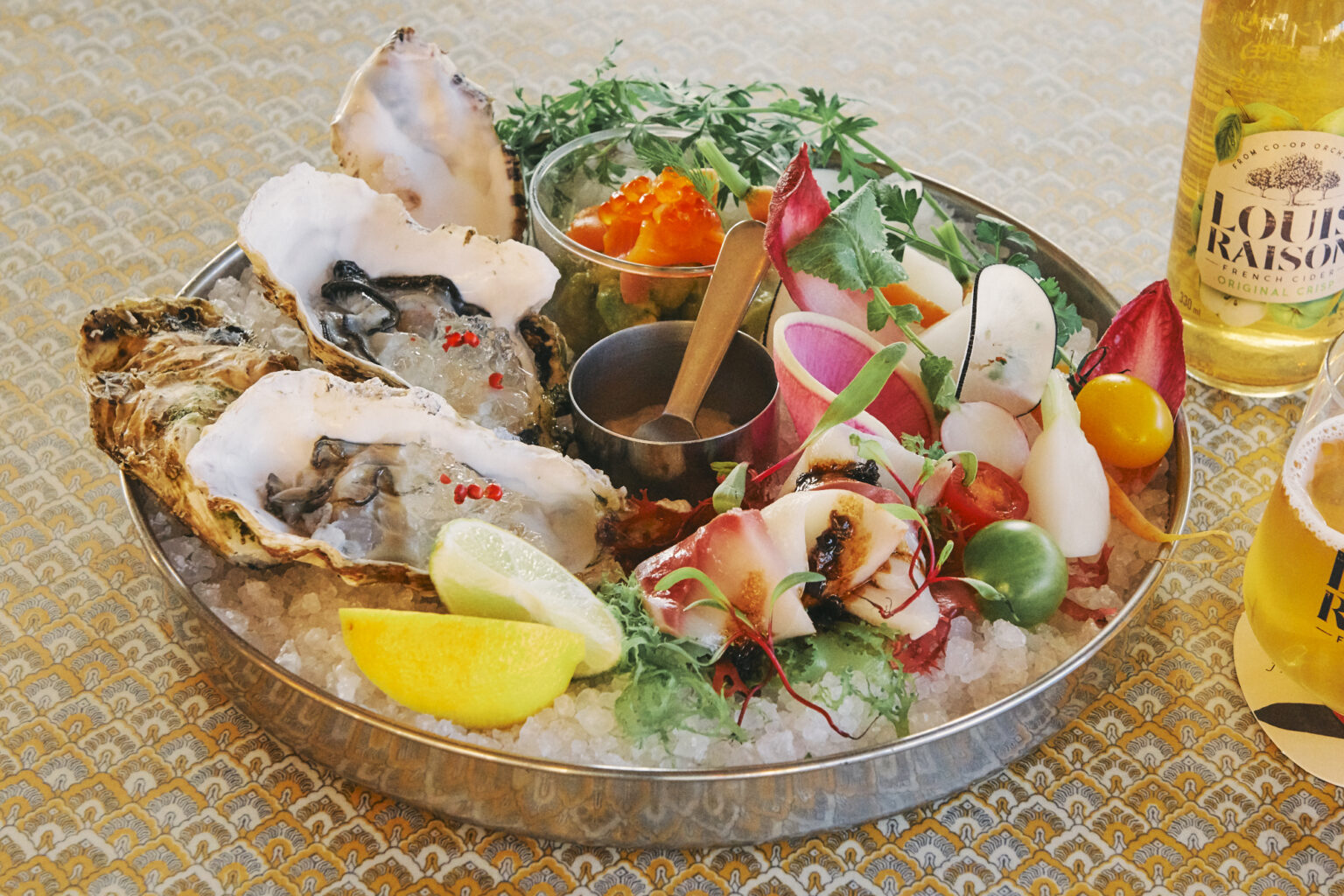 「季節の魚介と野菜のシーフードガーデンプラッター」2,400円。