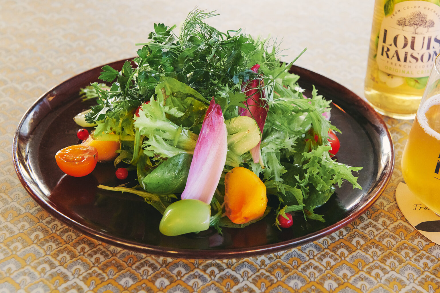「季節野菜とニイクラハーブのガーデンサラダ」1,000円。