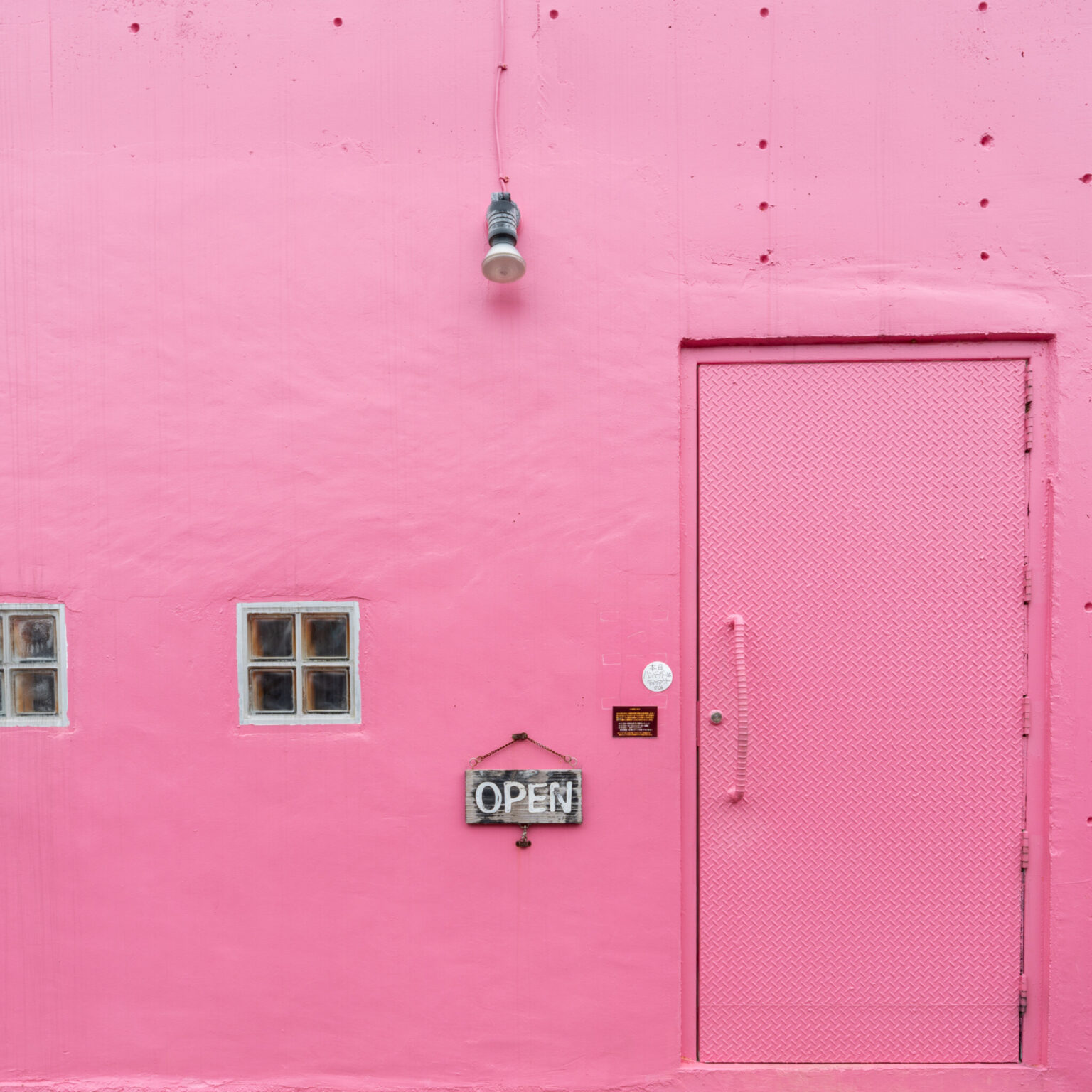 #insula #ピンクの建物が目印