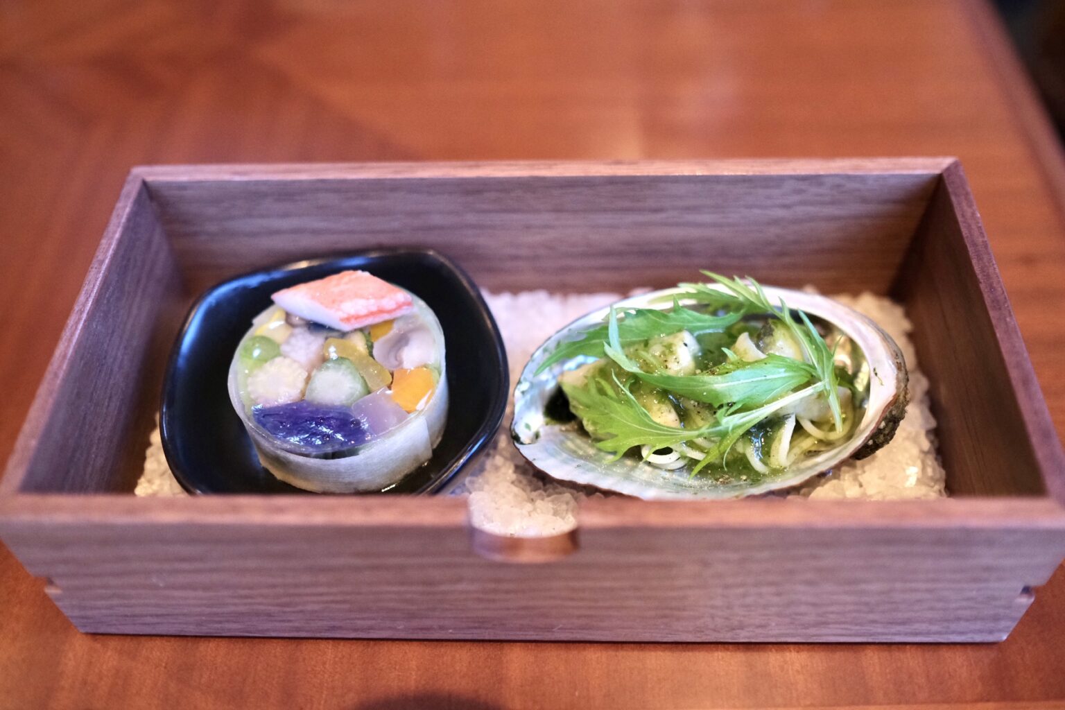 「蟹と野菜のプレッセ」（左）、「蝦夷鮑の冷製」（右）。
