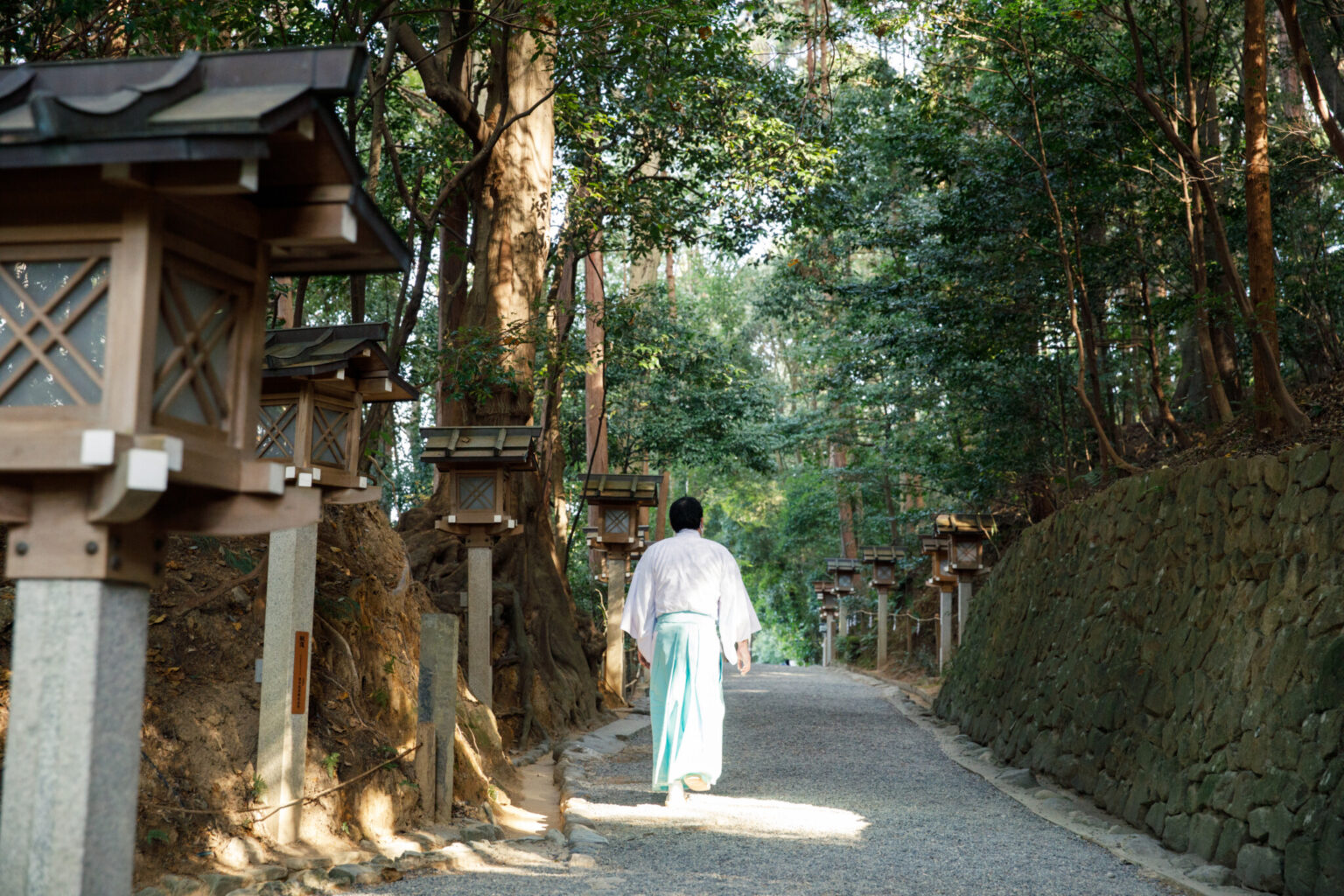 狭井神社へ向かう参道は両脇に薬木・薬草が植えられた「くすり道」となっている。