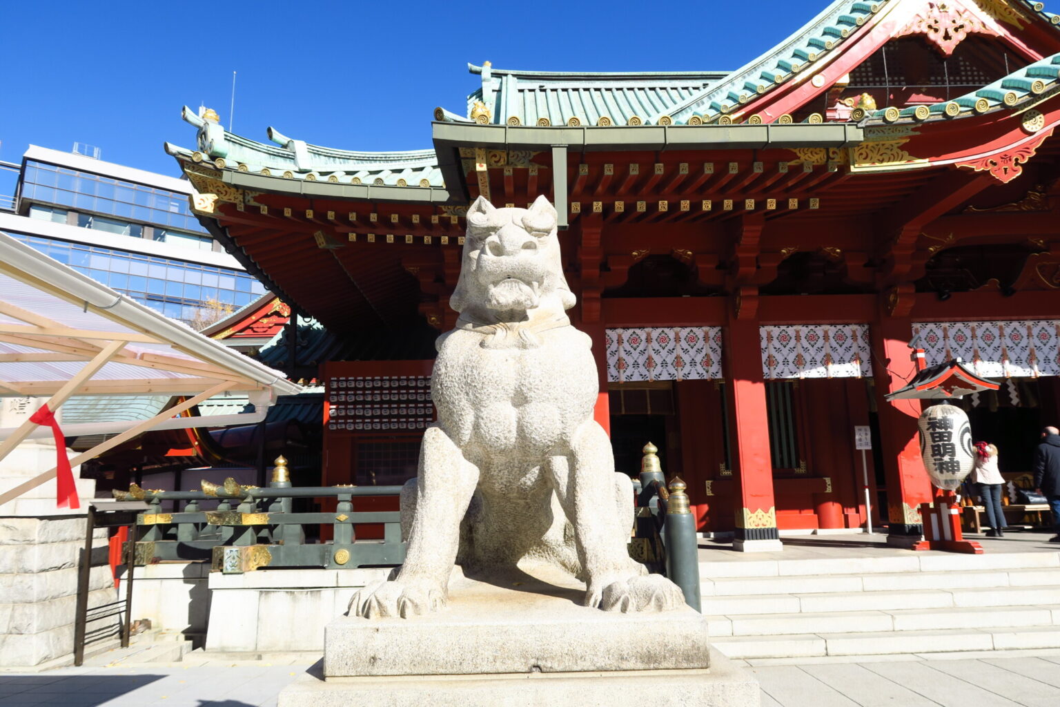 神田明神の狛犬は、珍しく本殿を背にしています。