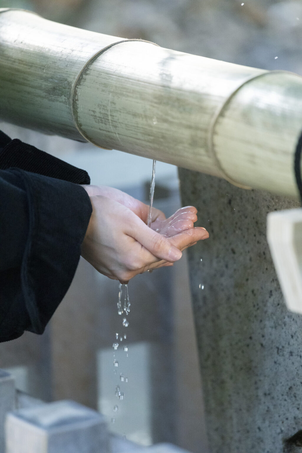 【MANNER #2】流水式の手水でお浄めを。