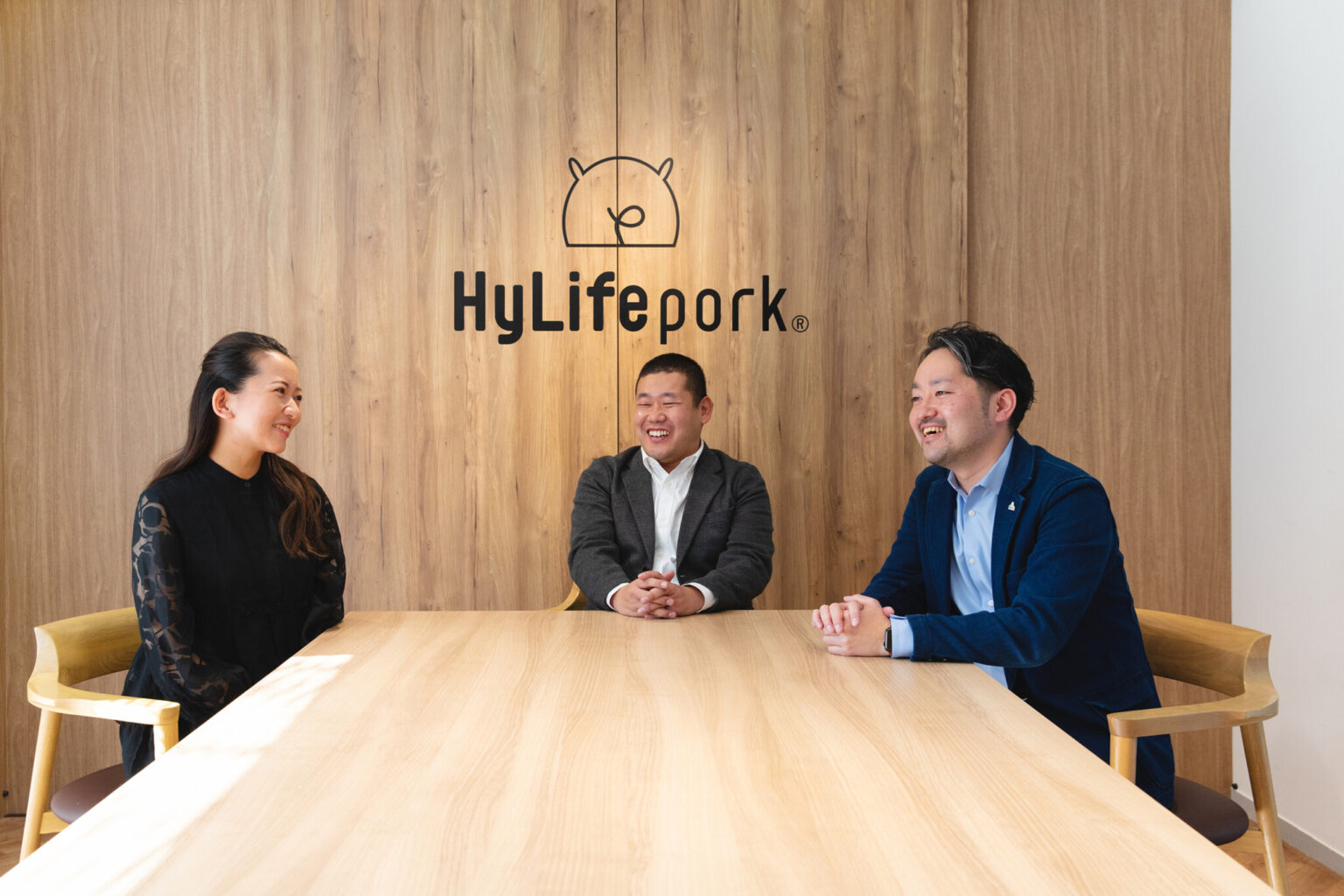 代官山にある〈HyLife Pork Japan〉のオフィスにて。右から〈HyLife Pork Japan〉社長執行役員・舩越直之さん。〈伊藤忠商事〉山下剛史さんは食料カンパニー生鮮食品部門。2013年から〈HyLife社〉を継続して担当。