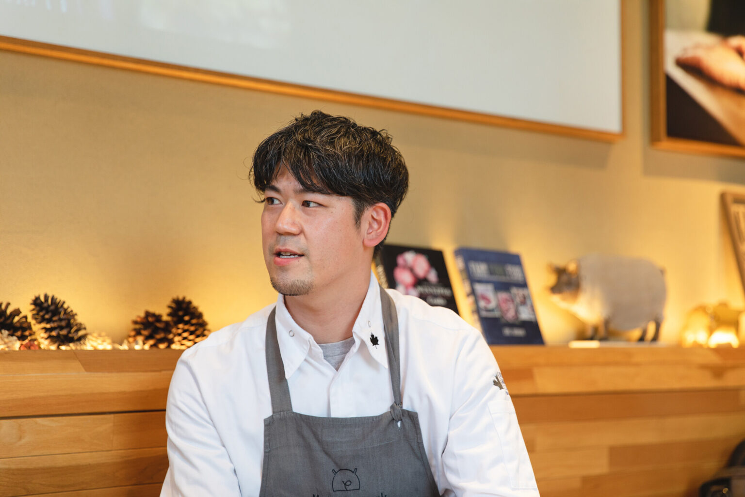 篠嵜司シェフは横浜のイタリア料理店に就職後、代々木八幡の〈LIFE〉の姉妹店〈LIFE son〉のオープンと同時にシェフに。2016年から〈代官山HyLife Pork TABLE〉シェフに就任。