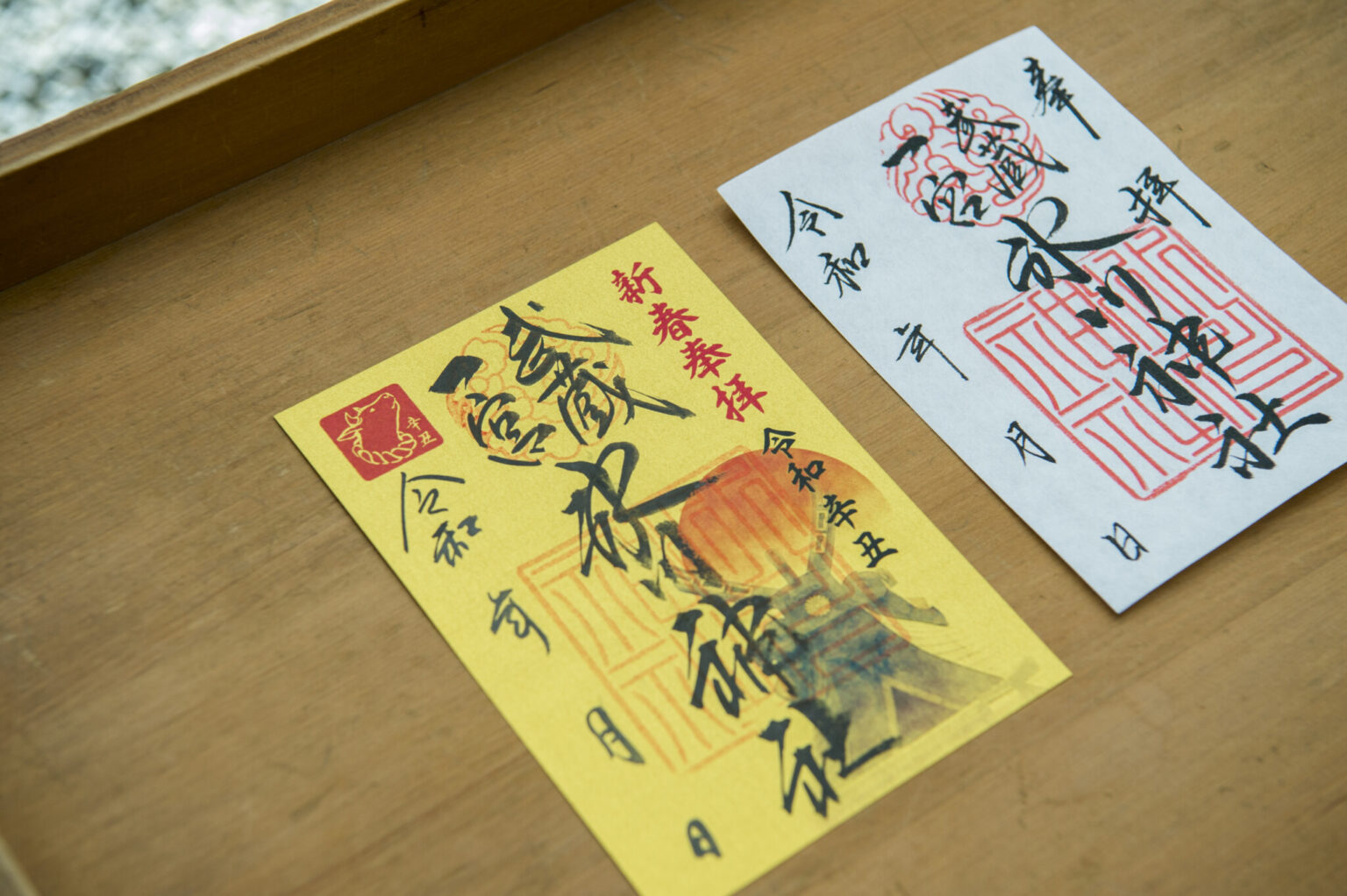 「武蔵一宮」の墨書きが入った氷川神社の御朱印（500円）。正月期間には新春奉拝の特別な御朱印（写真左）をいただくことができる。