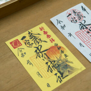 「武蔵一宮」の墨書きが入った氷川神社の御朱印（500円）。正月期間には新春奉拝の特別な御朱印（写真左）をいただくことができる。