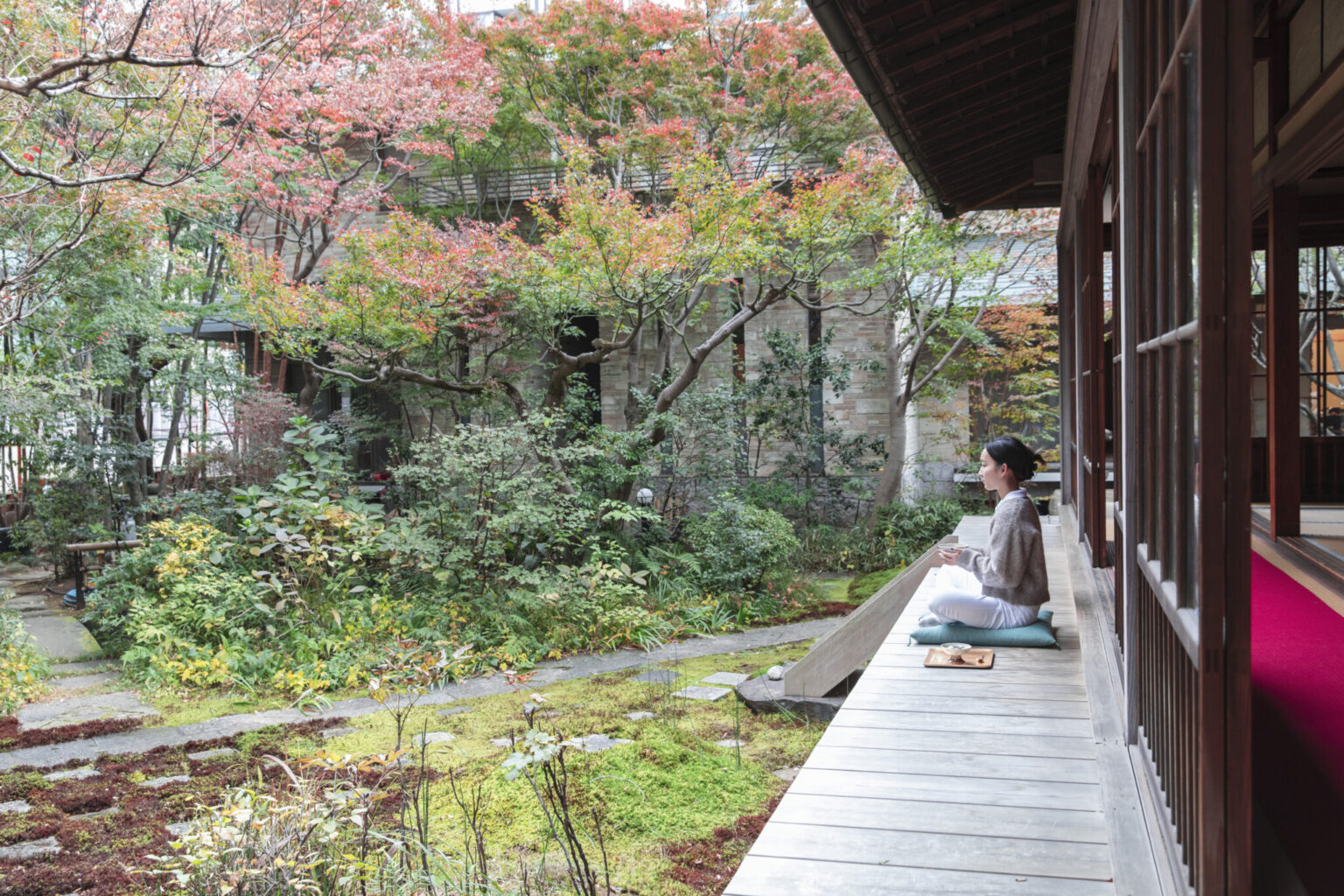 お寺の表通りには桜並木、境内には銀杏、そして庭には紅葉と、四季折々の表情を楽しめる。和室はテーブル席だが、縁側に出ての一服も可能。