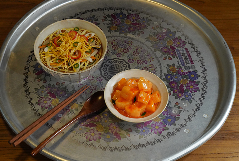 食卓には「なにか食べさせて」とねだったユン・セリに、リ・ジョンヒョクが作ったククスが。
