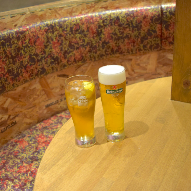 右は生ビール、左は紹興酒のジンジャー割りだという香港フィズ。
ジンジャーエールが爽やかで、紹興酒に初めて挑戦する人にもおすすめです。