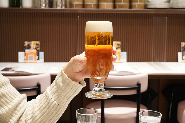 「⽕鍋」に合うお酒はビール！　ということで乾杯。