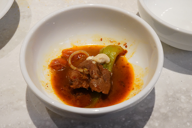 「麻辣スープ」に「芝麻醬」を加えると、辛さとごまの香りとマイルドさに箸が止まりません。