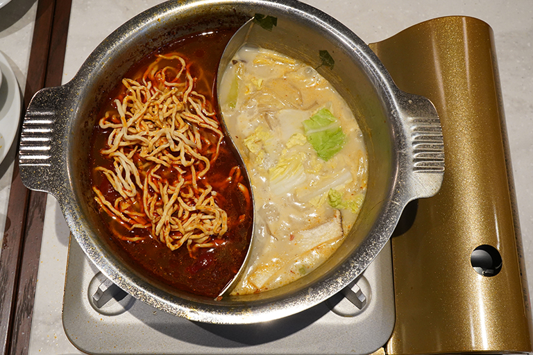 「麻辣スープ」で程よく豆腐干絲を煮込みます。