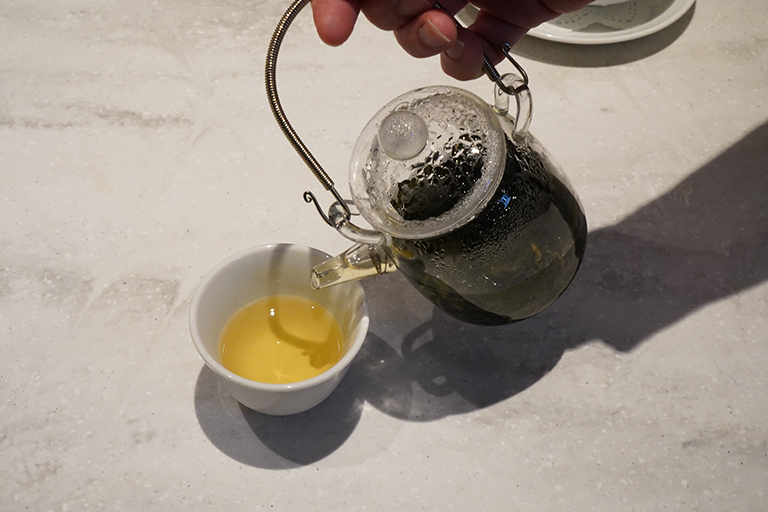 「金萱茶」。急須にお湯を追加してもらえます。